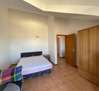 Brač(HR)–Zariadený apartmán 56m2 s výhľadom na more - Spálňa v rekreačnom apartmáne s posteľou, skriňou a televízorom.