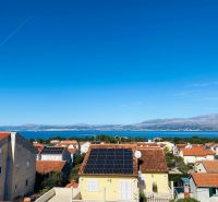 Brač(HR)–Zariadený apartmán 56m2 s výhľadom na more - Výhľad na more a strechy domov pri rekreačnom apartmáne na Brači.