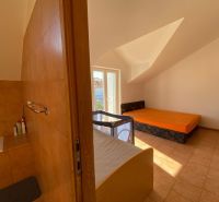Brač(HR)–Zariadený apartmán 56m2 s výhľadom na more - Interiér rekreačného apartmánu s pohovkou, posteľou a detskou postieľkou.
