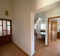 Brač(HR)–Zariadený apartmán 56m2 s výhľadom na more - Chodba v rekreačnom apartmáne s keramickou podlahou, jedálenský kút a izba v pozadí.