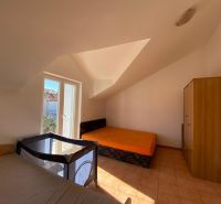 Brač(HR)–Zariadený apartmán 56m2 s výhľadom na more - Spálňa v Rekreačnom apartmáne s posteľami, skriňou a detskou postieľkou.