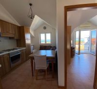 Brač(HR)–Zariadený apartmán 56m2 s výhľadom na more - Kuchyňa rekreačného apartmánu s drevenými skrinkami a výhľadom na more.
