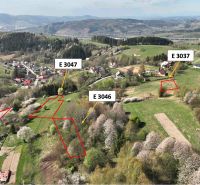 Svrčinovec (Komasácia) – 1/1 POZEMKY pri obci - Poľnohospodárske a lesné pozemky v Svrčinovci so zvýraznenými parcelami a okolitou krajinou.