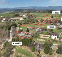 Svrčinovec (Komasácia) – 1/1 POZEMKY pri obci - Letecký pohľad na poľnohospodárske a lesné pozemky v Svrčinovci s označenými parcelami.