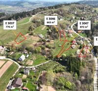 Svrčinovec (Komasácia) – 1/1 POZEMKY pri obci - Letecký pohľad na poľnohospodárske a lesné pozemky v Svrčinovci s označenými parcelami.