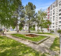Na prenájom príjemný 3 izbový byt, Vrakuňa, 77 m2. - Dvor plný zelene s lavičkami a pieskoviskom na Kríkovej ulici, Bratislava - Vrakuňa.