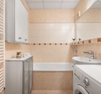 Na prenájom príjemný 3 izbový byt, Vrakuňa, 77 m2. - Kúpeľňa v 3-izbovom byte s vaňou, práčkou a skrinkou.