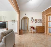 Na prenájom príjemný 3 izbový byt, Vrakuňa, 77 m2. - Obývacia izba v 3-izbovom byte s podlahou s dreveným dekorom a nábytkom.
