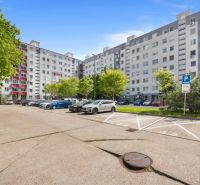 Na prenájom príjemný 3 izbový byt, Vrakuňa, 77 m2. - Parkovisko pred bytovým domom na Kríkovej ulici v Bratislave, Vrakuňa.