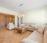 Na prenájom príjemný 3 izbový byt, Vrakuňa, 77 m2. - Obývacia izba v 3-izbovom byte s pohovkami a podlahou s dreveným dekorom.