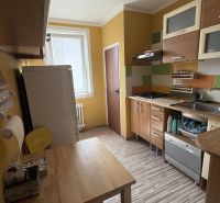 Prenájom 2i-byt s lodžiou s krásnym výhľadom na Račianskej ulici - Kuchyňa 2-izbového bytu, zariadená kuchynská linka a podlaha s dreveným dekorom.