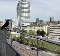 Prenájom 2i-byt s lodžiou s krásnym výhľadom na Račianskej ulici - Výhľad z balkóna 2-izbového bytu na Račianskej ulici v BAIII s panorámou mesta.