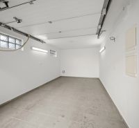 5 IZB.ROD.DOM S UNIKÁTNYM POZEMKOM - JURSKÁ, NOVÉ MESTO - Biela garáž v rodinnom dome s dlažbou a oknami z luxferov.