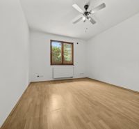 5 IZB.ROD.DOM S UNIKÁTNYM POZEMKOM - JURSKÁ, NOVÉ MESTO - Izba v Rodinnom dome s podlahou s dreveným dekorom, ventilátorom a oknom s výhľadom.