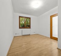5 IZB.ROD.DOM S UNIKÁTNYM POZEMKOM - JURSKÁ, NOVÉ MESTO - Prázdna izba s oknom a podlahou s dreveným dekorom v rodinnom dome.
