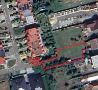 Pozemok, aký sa v ponukách v Trebišove takmer neobjavuje.  - Letecká snímka pozemkov na Južnej ulici v Trebišove, určené na bývanie.