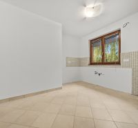 5 IZB.ROD.DOM S UNIKÁTNYM POZEMKOM - JURSKÁ, NOVÉ MESTO - Interiér rodinného domu s dlažbou, oknom a obkladmi, pripravený na vybavenie kuchyne.