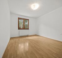 5 IZB.ROD.DOM S UNIKÁTNYM POZEMKOM - JURSKÁ, NOVÉ MESTO - Izba v rodinnom dome s oknom, bielymi stenami a podlahou s dreveným dekorom.