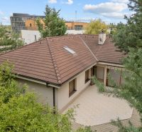 5 IZB.ROD.DOM S UNIKÁTNYM POZEMKOM - JURSKÁ, NOVÉ MESTO - Rodinný dom na Jurskej ulici v Bratislave - Novom Meste, obklopený zeleňou a budovami.