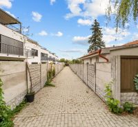 5 IZB.ROD.DOM S UNIKÁTNYM POZEMKOM - JURSKÁ, NOVÉ MESTO - Chodník medzi budovami na Jurskej ulici v Bratislave - Novom Meste, vedľa rodinného domu.