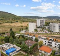 5 IZB.ROD.DOM S UNIKÁTNYM POZEMKOM - JURSKÁ, NOVÉ MESTO - Výhľad na rodinné domy a bytové komplexy v Bratislave - Novom Meste na Jurskej.