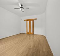 5 IZB.ROD.DOM S UNIKÁTNYM POZEMKOM - JURSKÁ, NOVÉ MESTO - Izba s podlahou s dreveným dekorom, posuvnými dverami a stropným ventilátorom v Rodinnom dome.