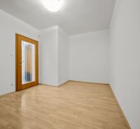 5 IZB.ROD.DOM S UNIKÁTNYM POZEMKOM - JURSKÁ, NOVÉ MESTO - Prázdna miestnosť v rodinnom dome s podlahou s dreveným dekorom a drevenými dverami.