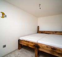 3-izbový dom s nádherným výhľadom a historickou vínnou pivnicou, Berg - Spálňa v rodinnom dome s drevenou posteľou a podlahou s dreveným dekorom.
