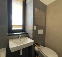 PRENÁJOM, 1,5 izbový byt v novostavbe na Jarkovej, Prešov - Kúpeľňa s umývadlom, WC a oknom v 2-izbovom byte.
