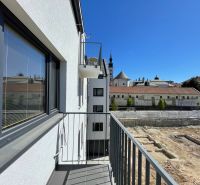 PRENÁJOM, 1,5 izbový byt v novostavbe na Jarkovej, Prešov - Balkón 2-izbového bytu na Jarkovej ulici v Prešove s výhľadom na mestskú panorámu.
