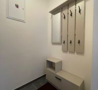 PRENÁJOM, 1,5 izbový byt v novostavbe na Jarkovej, Prešov - Predsieň so šatníkom a botníkom v 2-izbovom byte.