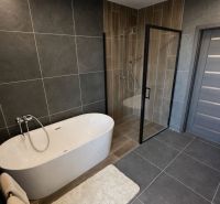 VÝNIMOČNÝ, zariadený 4 izbový RD v obci Žihárec okr. Šaľa  - Kúpeľňa v rodinnom dome s voľne stojacou vaňou a sprchovacím kútom.