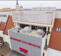 ODSTÚPENIE ZABEHNUTEJ KAVIARNE V CENTRE TRNAVY – TROJIČNÉ NÁMESTIE - Obchodný dom Jednota na Trojičnom námestí v Trnave s gastro priestormi na terase.