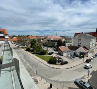 ODSTÚPENIE ZABEHNUTEJ KAVIARNE V CENTRE TRNAVY – TROJIČNÉ NÁMESTIE - Výhľad z Trojičného námestia v Trnave na parkovisko a okolité budovy.