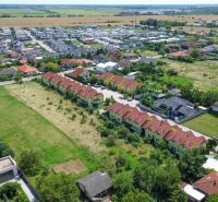 Stavebný pozemok pre developerov | 4205 m² | Miloslavov - Letecký pohľad na rezidenčnú oblasť a developerské pozemky na Slnečnej ulici v Miloslavove.