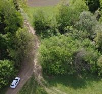 Pozemok vhodný na chov včiel Streženice- 874 m2 - Auto na lesnej ceste v rekreačných pozemkoch Streženice, Streženice obklopené zeleňou.