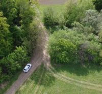 Pozemok vhodný na chov včiel Streženice- 874 m2 - Lúčna cesta obklopená stromami na rekreačných pozemkoch v Streženiciach, Streženice.