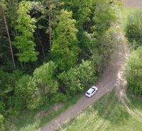 Pozemok vhodný na chov včiel Streženice- 874 m2 - Lúka s vozidlom pred lesom na rekreačných pozemkoch v Streženiciach, Streženice.