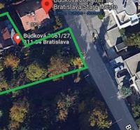 PREDAJ -Lukratívny pozemok so starším domom pri Horskom parku - Letecký pohľad na rodinný dom na Búdkovej ulici v Bratislave - Staré Mesto.
