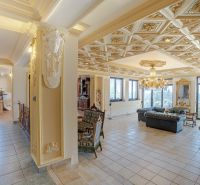 Luxusná vila na Bôriku – Údolná ulica, Staré Mesto BA I - Luxusný obývací priestor s klenutým stropom a lustrami v rodinnom dome.