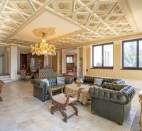 Luxusná vila na Bôriku – Údolná ulica, Staré Mesto BA I - Luxusný interiér rodinného domu s elegantným nábytkom a krištáľovým lustrom na strope.