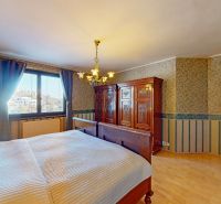 Luxusná vila na Bôriku – Údolná ulica, Staré Mesto BA I - Spálňa s dreveným nábytkom, lustrom a oknom v rodinnom dome.