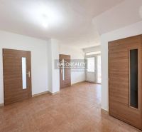 Predaj, rodinný dom Radvaň nad Dunajom, s platným st... - Interiér rodinného domu s keramickou podlahou a drevenými dverami.