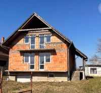 Predaj, rodinný dom Radvaň nad Dunajom, s platným st... - Rodinný dom v Radvani nad Dunajom s nedokončenou fasádou a veľkými oknami.
