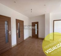 Predaj, rodinný dom Radvaň nad Dunajom, s platným st... - Interiérová chodba rodinného domu s dverami a podlahou s dreveným dekorom.