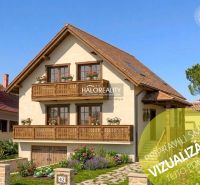 Predaj, rodinný dom Radvaň nad Dunajom, s platným st... - Rodinný dom v Radvani nad Dunajom s drevenými prvkami a záhradou v kvitnúcich farbách.