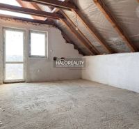 Predaj, rodinný dom Radvaň nad Dunajom, s platným st... - Povala rodinného domu s odkrytými trámami a oknami, bez podlahovej krytiny.