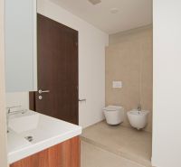 Beblavého ul. - prenájom 3 izbového bytu pod hradom - Kúpeľňa so sprchovým kútom, umývadlom, toaleta a bidet v 3-izbovom byte.