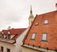 Beblavého ul. - prenájom 3 izbového bytu pod hradom - Kostolná veža vyčnievajúca nad strechami v Bratislave na Beblavého ulici.