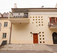 Beblavého ul. - prenájom 3 izbového bytu pod hradom - Beblavého, Bratislava - Staré Mesto: Fasáda budovy s balkónmi a parkoviskom pred vchodom.